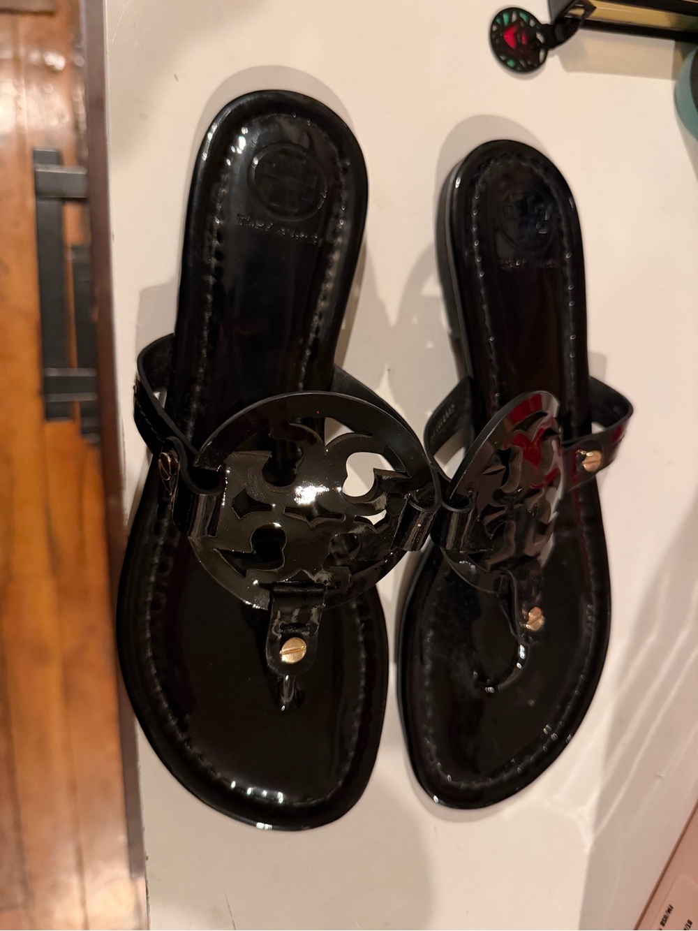 Black Logo Medallion Thong Sandals - Women Tory and Burch - Picture 2 of 7